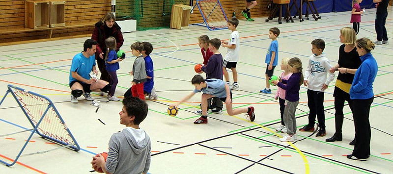 Kinder und Erwachsene machten in Essen erstmals spielerisch Bekanntschaft mit einem Tchoukball-Frame. Foto: Thomas Langescheid