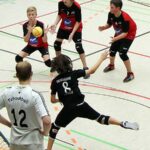 Premiere: Spieler der Lenneper TG verteidigen den Wurf des TBH Düsseldorf.