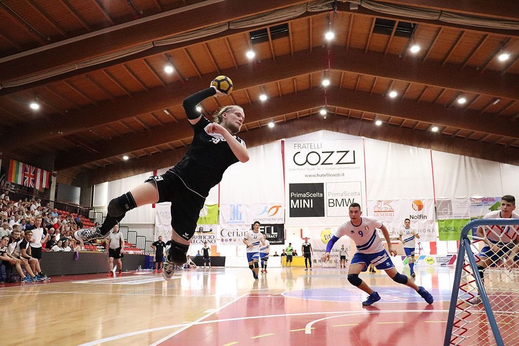 Das Gold war für die M18 zum Greifen nah. Doch im Finale gegen Italien (hier Alex Zoch vom TBH Düsseldorf beim Abschluss) reichten zwei Drittel-Siege nicht. (Foto: ETBF/FTBI)