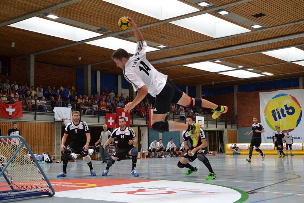 Radevormwald hat schon internationale Tchoukball-Erfahrung. Das Sportzentrum in der Hermannstraße war 2014 Austragungsort der Europameisterschaft. Das Foto zeigt eine Szene aus dem Männer-Halbfinale zwischen Deutschland und Österreich. (Foto: Elena Zambello)